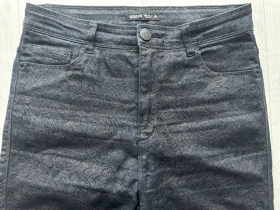 Spodnie czarne jeansy ze złotym zdobieniem