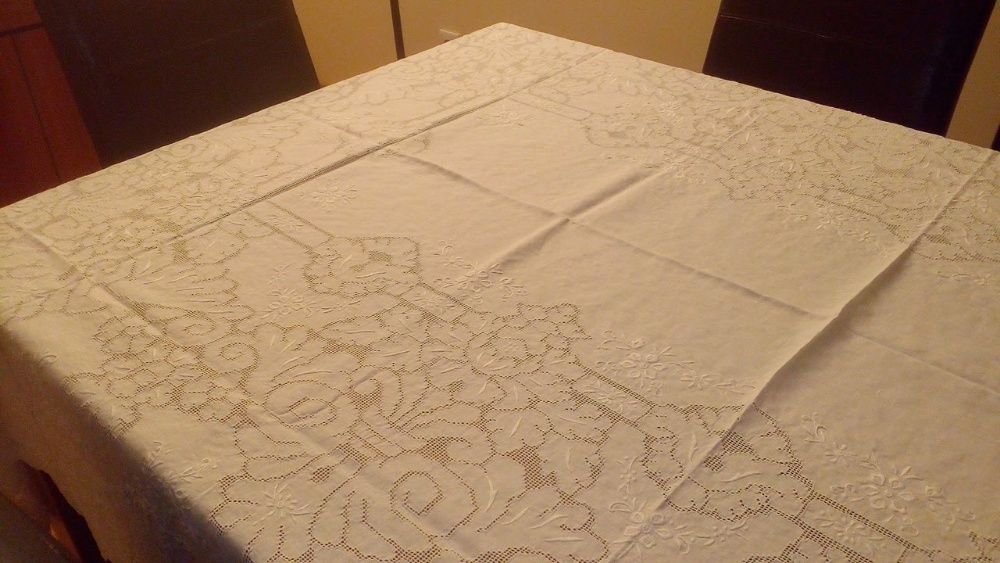 Toalha de mesa meio linho bordado à mão