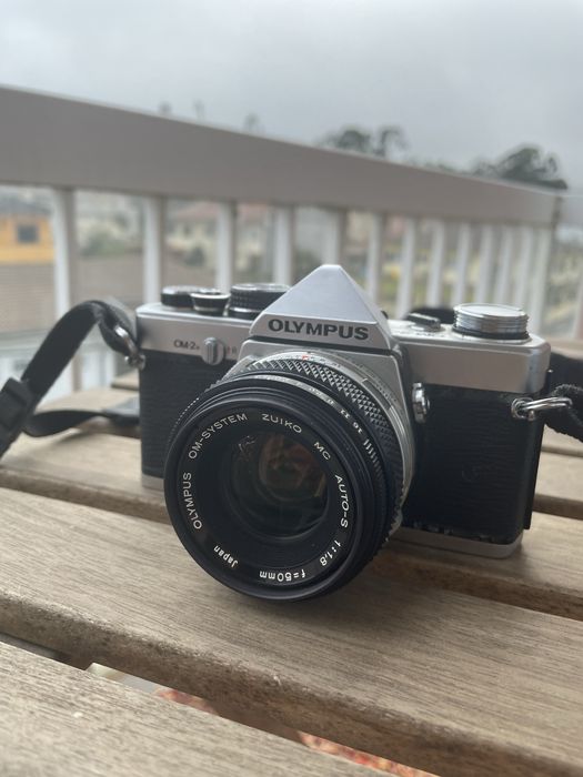 Olympus OM-2n + 50mm f/1.8 Zuiko – Analógica em ótimo estado