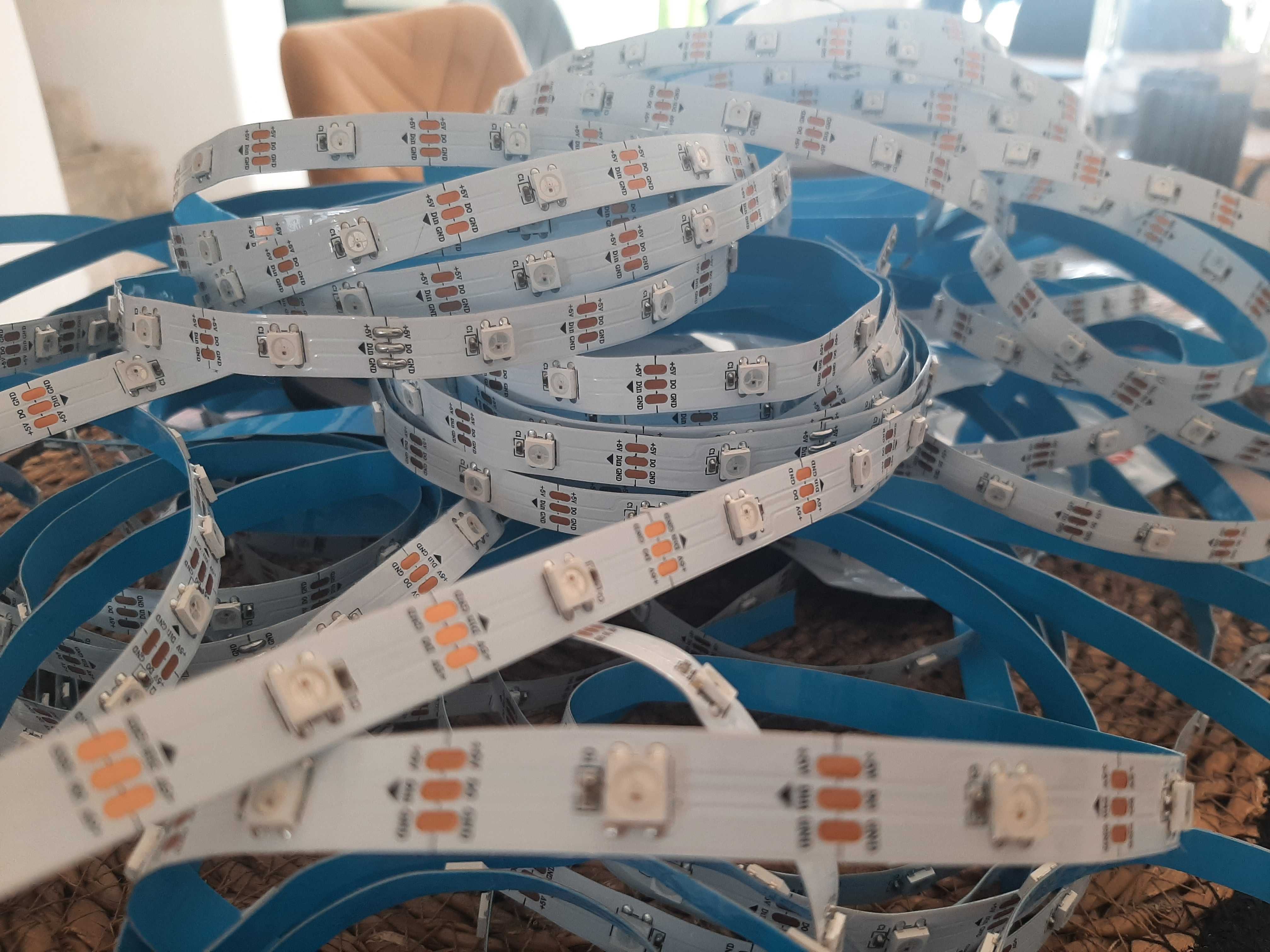 Taśma LED programowalne diody strip WS2812B biała PCB, 30/m IP30 nowe