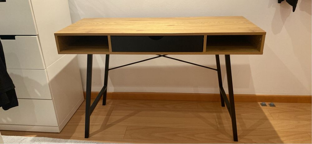 Secretária consola nova