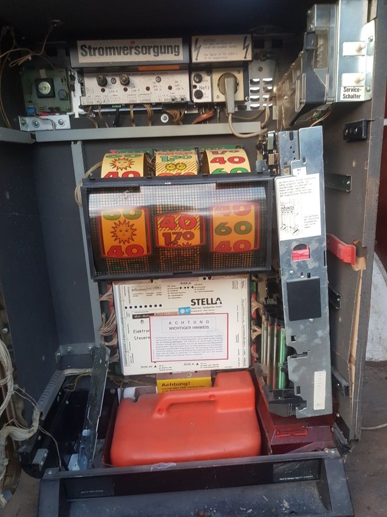 Automat do gry "MULTI-MULTI VENUS" – sprawny, retro dekoracja do baru