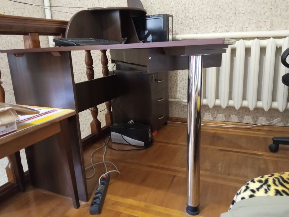 Продам комп'ютерний стіл недорого.