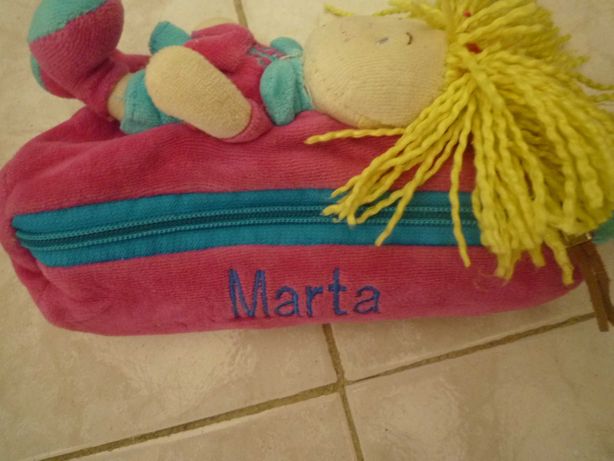 Estojo cor de rosa  com boneca e nome de Marta bordado .