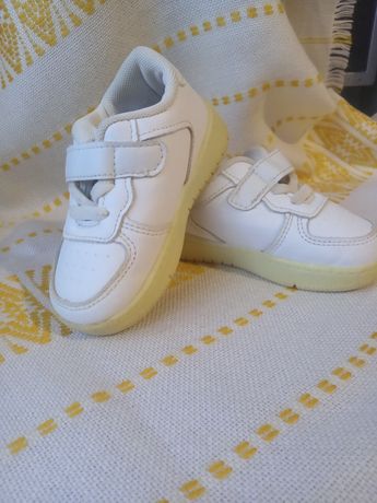 Кросівки білі дитячі 22 розмір, устілка 13.5
