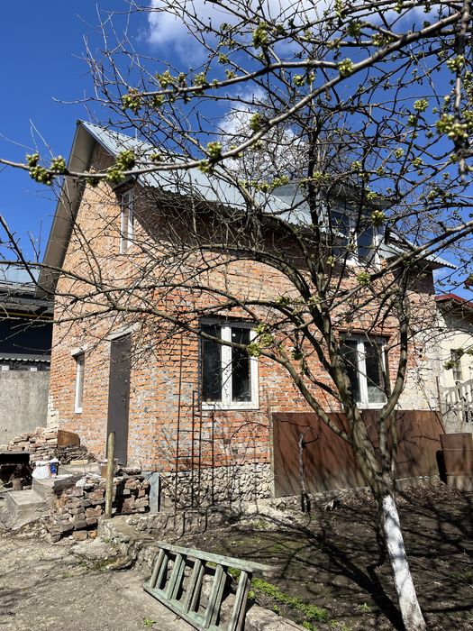 Продається домогосподарство в центральній частині м.Тернополя.