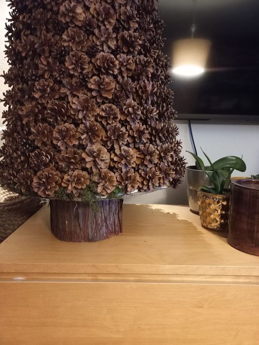 Duża choinka z szyszek