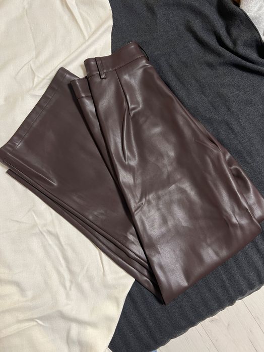 коричневі штани з еко-шкіри в сучасному силуеті