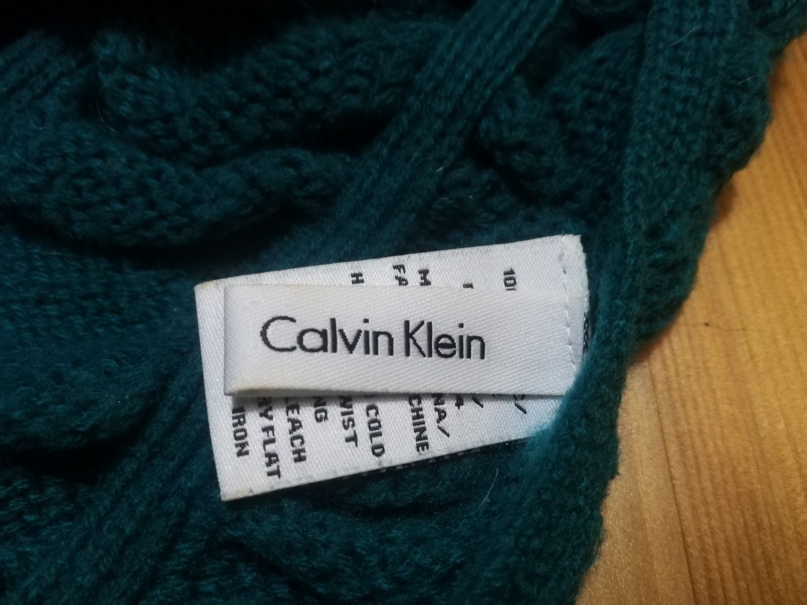 Nietypowy szalik Calvin Klein