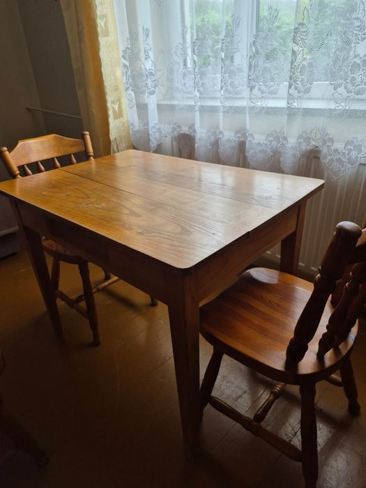 Stół i krzesła.
