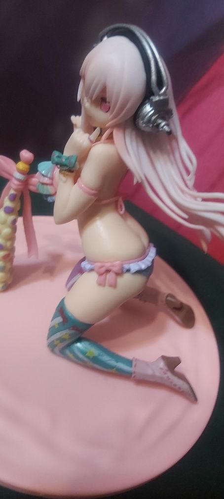 Figurka anime bikini sonico sexy dziewczyna
Wysokosc 12 cm srednica po