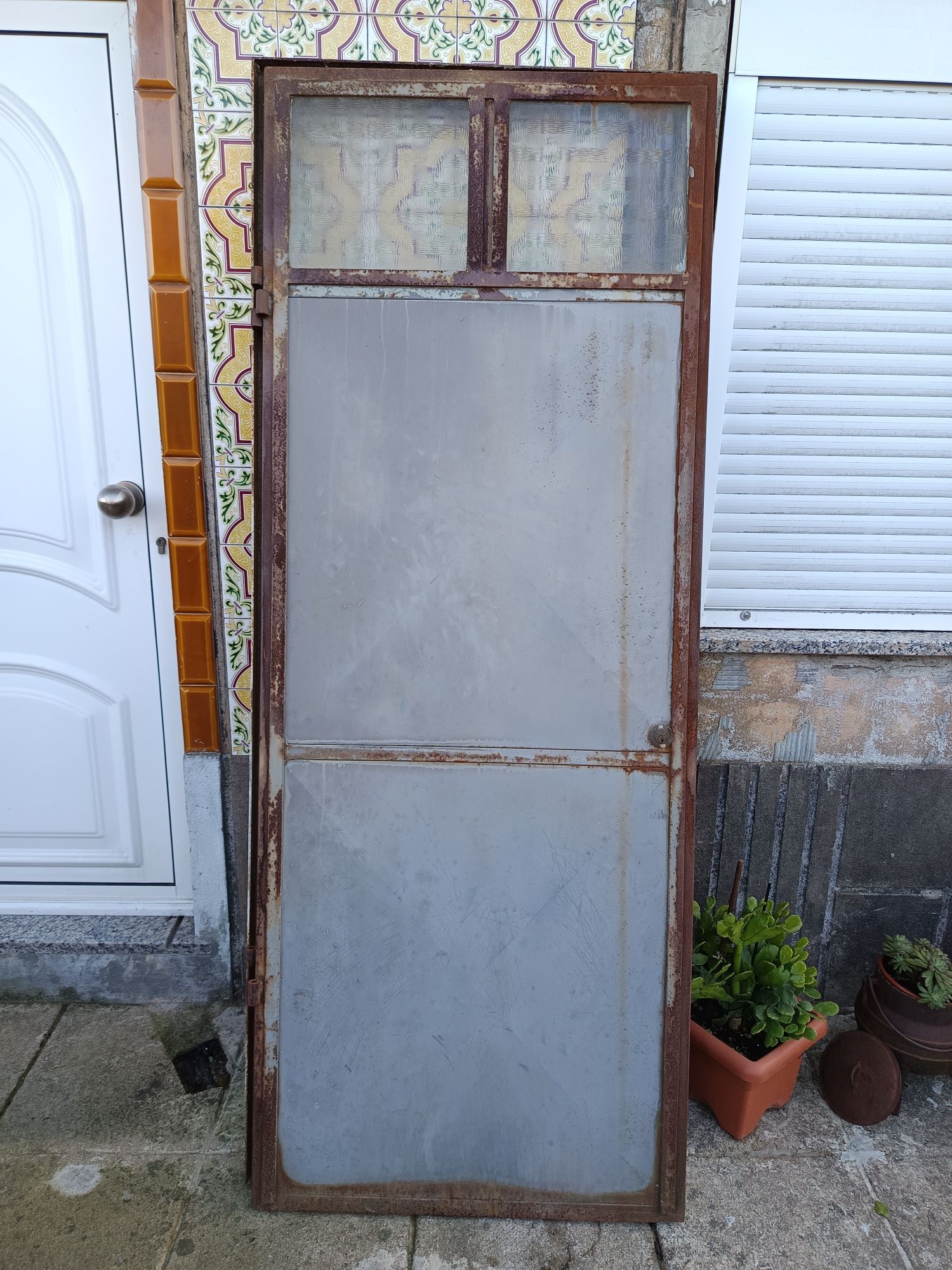 Porta de ferro com aduela