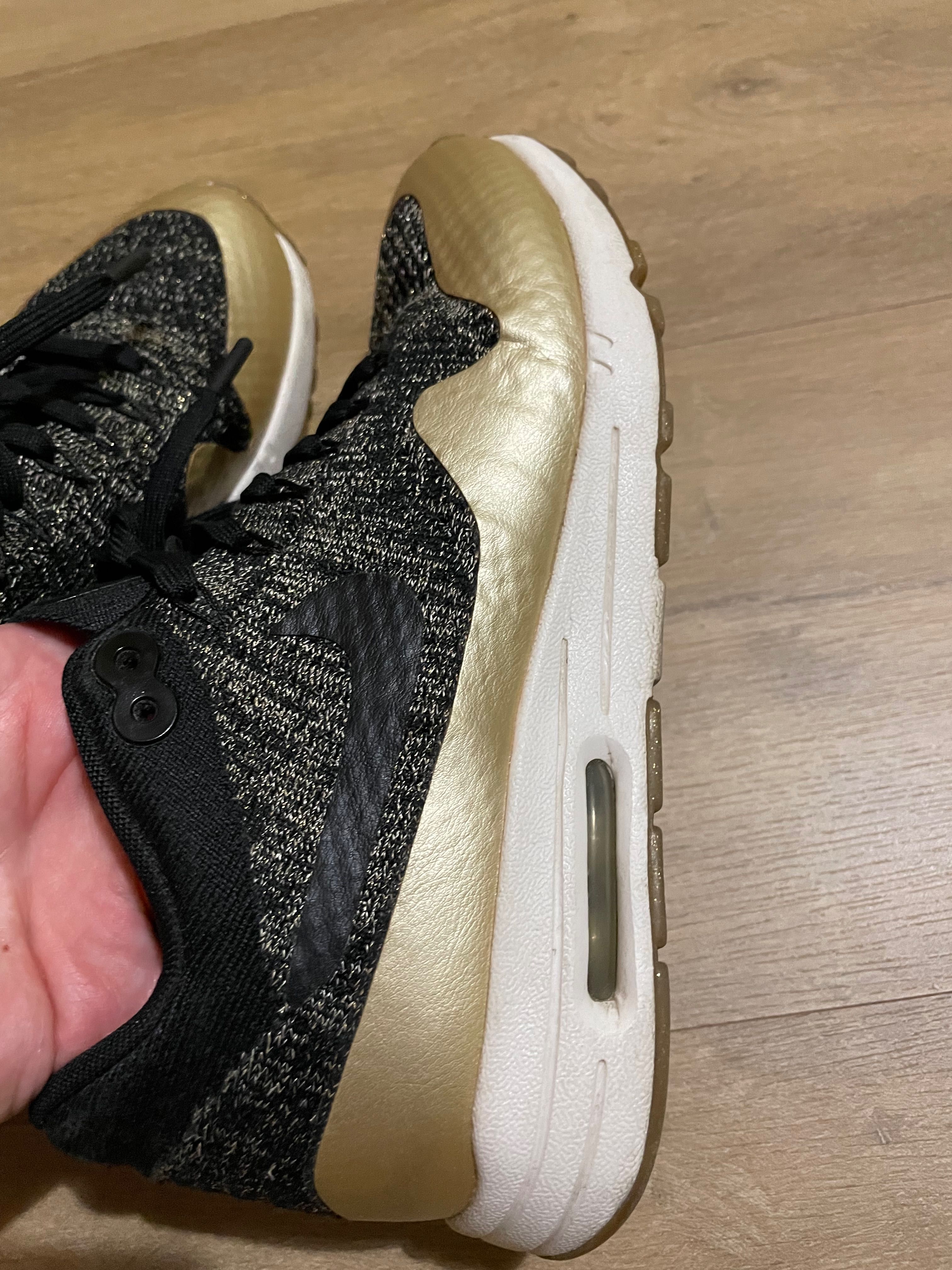 Nike preto dourado 37,5