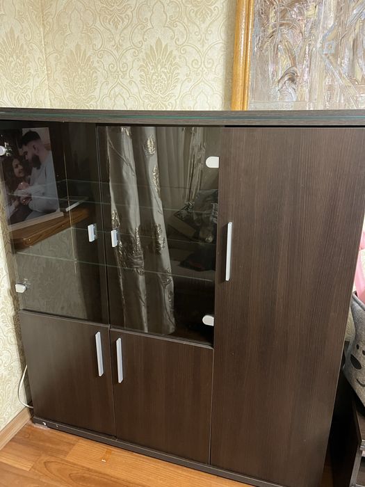 Коричнева шафа для зберігання речей з підсвіткою торг присутній