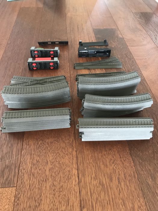 Zestaw 42 Tory kolejowe Marklin z dwoma wagonami  + rozjazdy