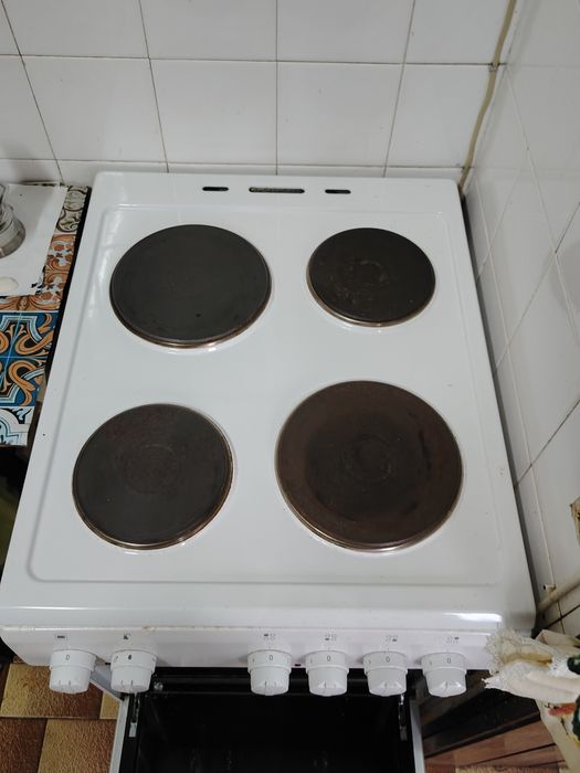 Fogão elétrico com quatro discos e forno