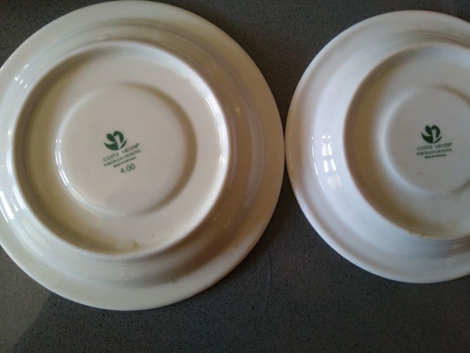 43 peças de chávenas e pires de café