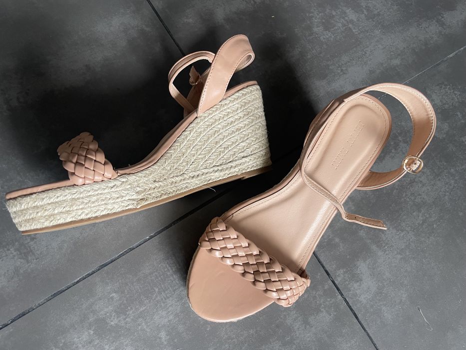 Босоніжки на платформі