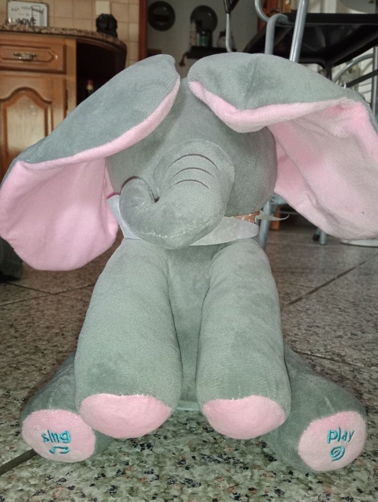 Elefante de pelúcia cantor