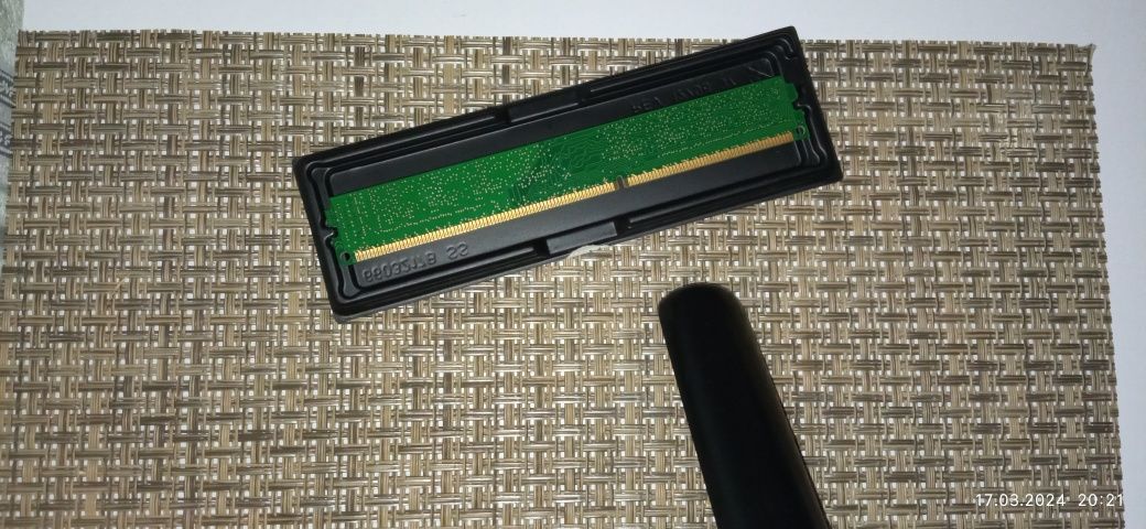 4 ГБ DDR3 Kingston 1600 МГц, PC3-12800 1.5 В, CL11, KVR16N11S8/4