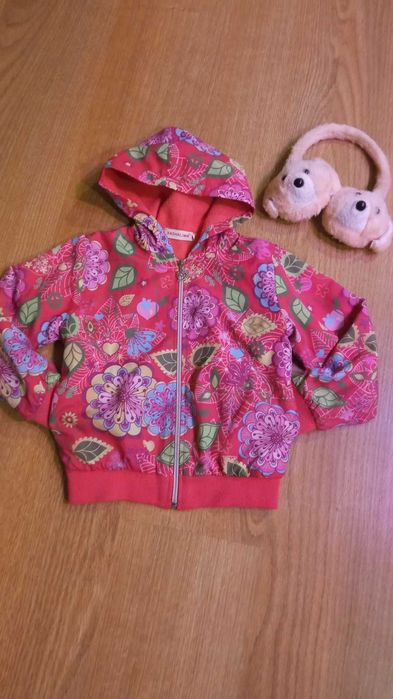 яркая Ветровка куртка бомбер на флисе и наушники