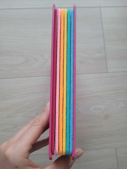 Liczby i Kolory. Akademia Mądrego Dziecka. Poznaję dotykiem.