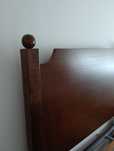 Cama de casal em madeira de castanho