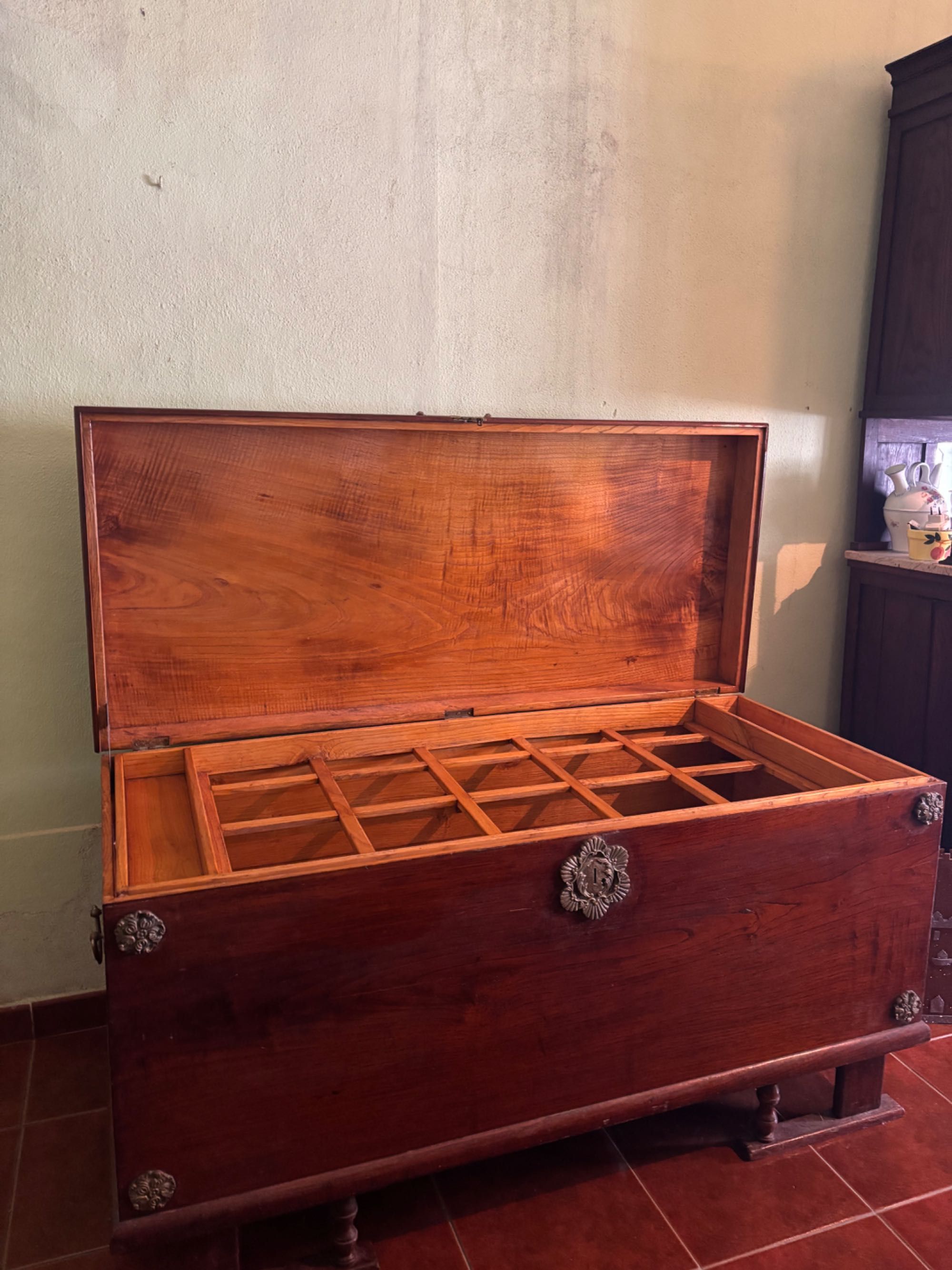 Arca de arrumacao centenária em óptimo estado
