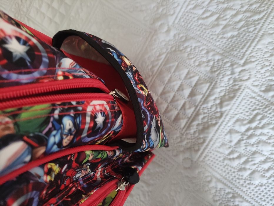 Mochila trolley avengers muito bom estado