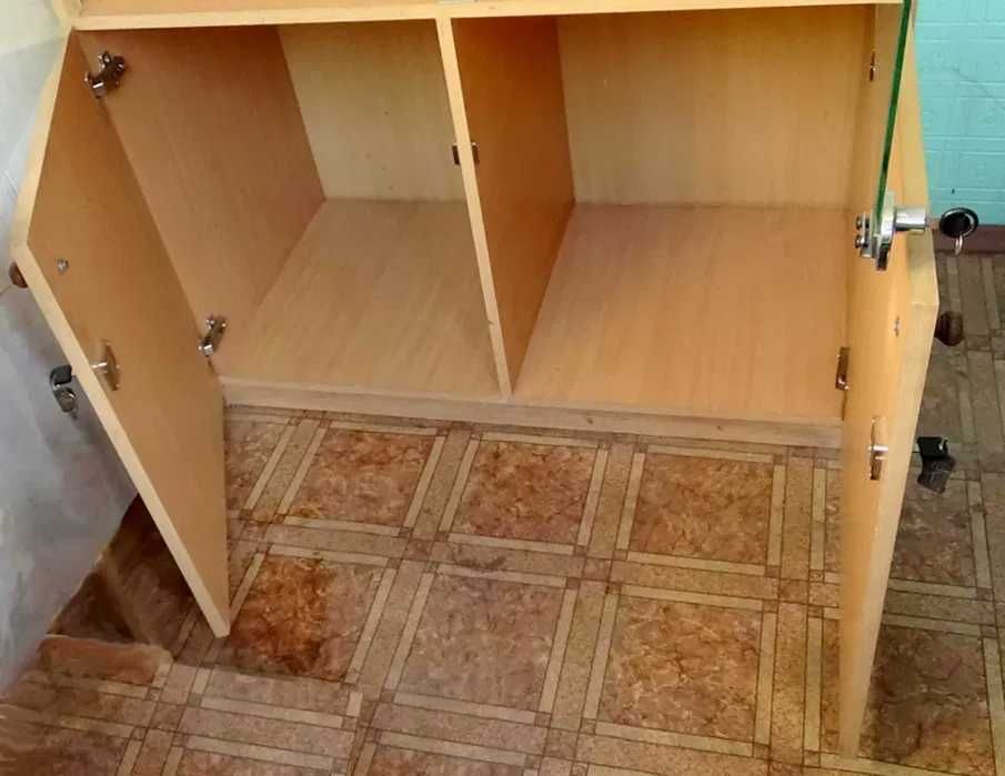 Шкаф офисный двухстворчатый полустеклянный.