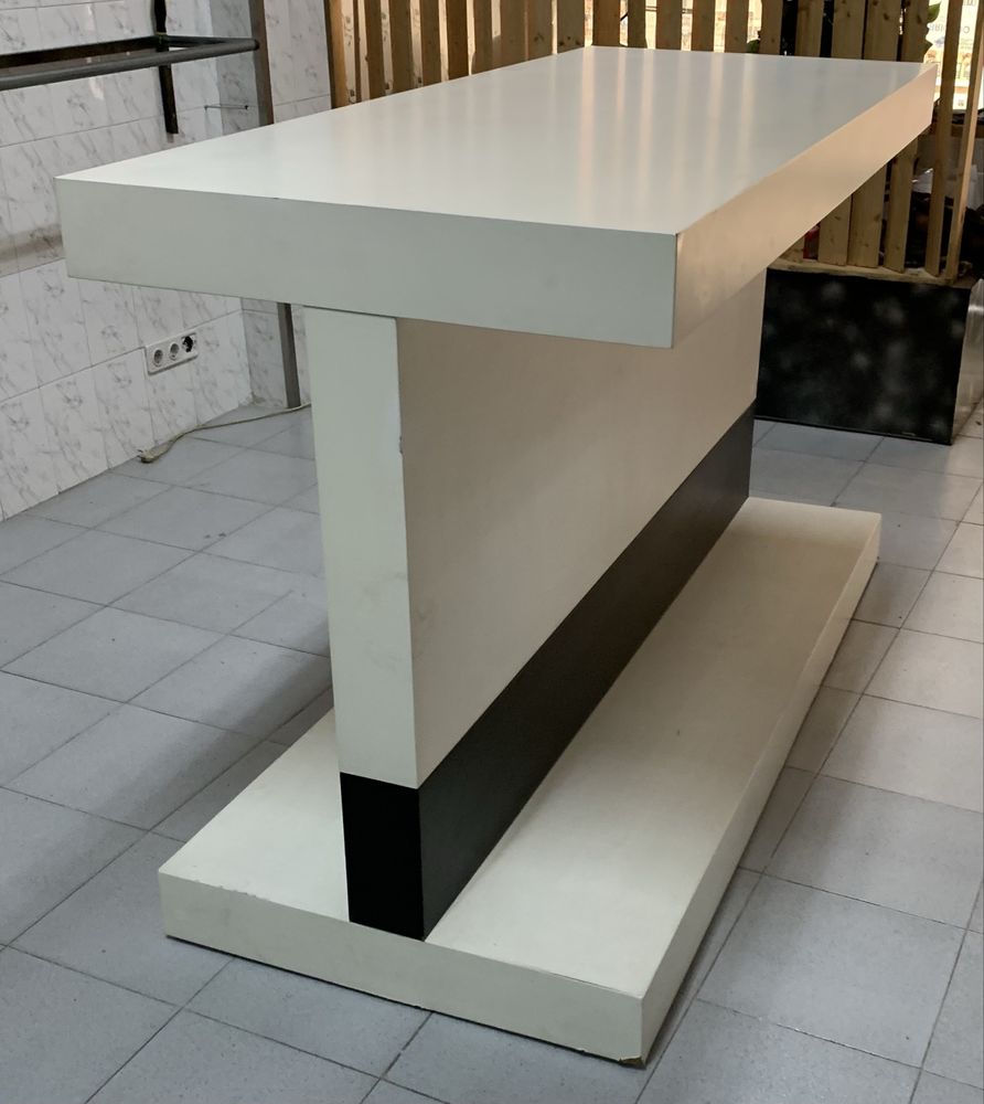 Vendo Movel/Mesa de exposicão de roupa