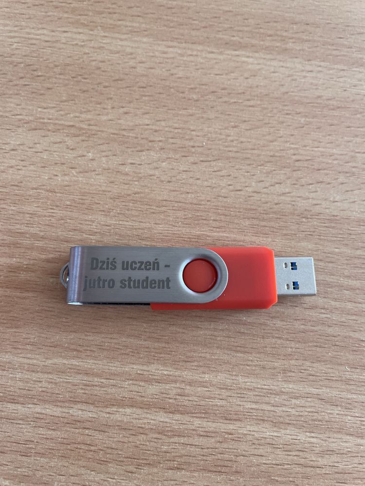Pendrive ze smyczą