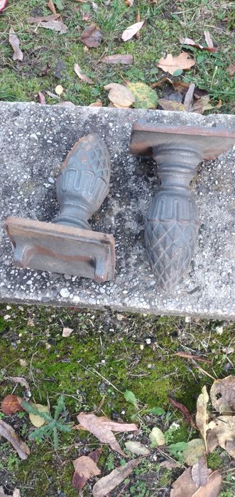 Sprzedam dwie zabytkowe szyszki na ogrodzenie