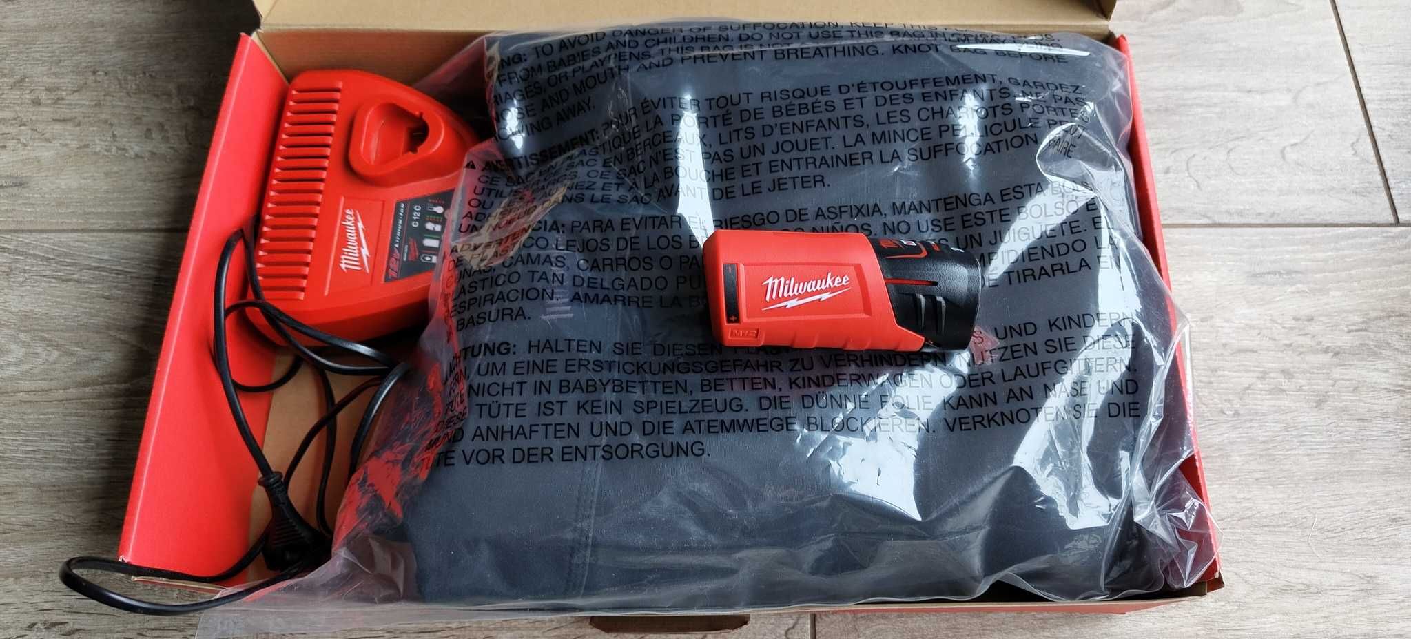 Kurtka ogrzewana Milwaukee M12 HJBL5 + aku i ładowarka, XL