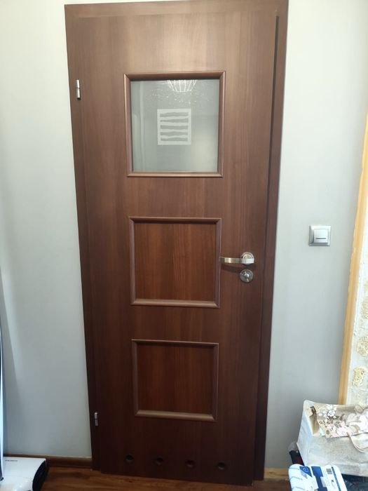Drzwi z okienkiem i z otworami na dole, brązowe. Cena do negocjacji!!