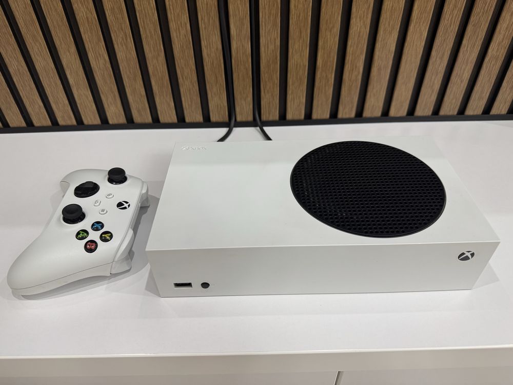 Продам Xbox Series S з памʼяттю 512 Гб в ідеальному стані!!!