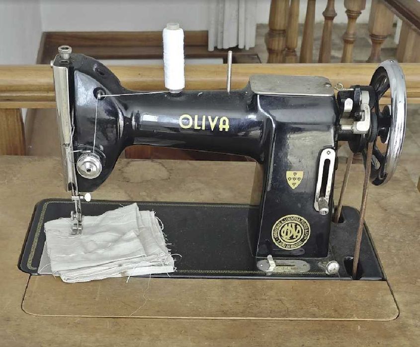 Máquina de costura OLIVA de pedal