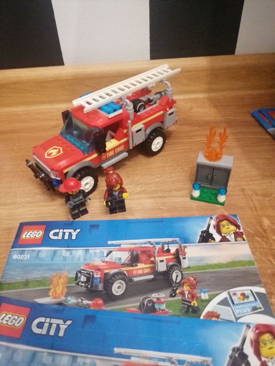 Zestawy klocków LEGO City 60231 - terenówka oraz 60107 - wóz strażacki