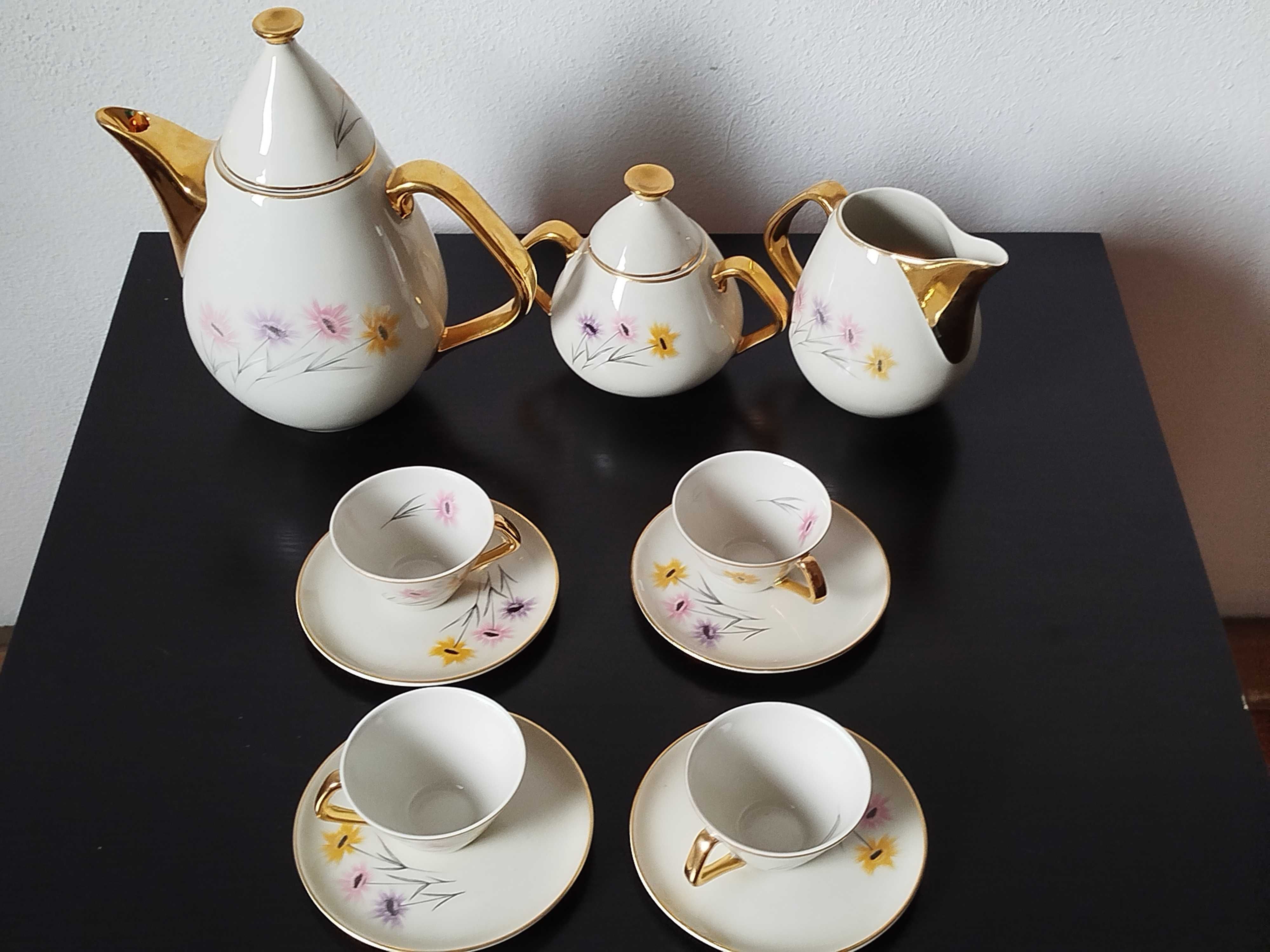 Conjunto de café em bom estado