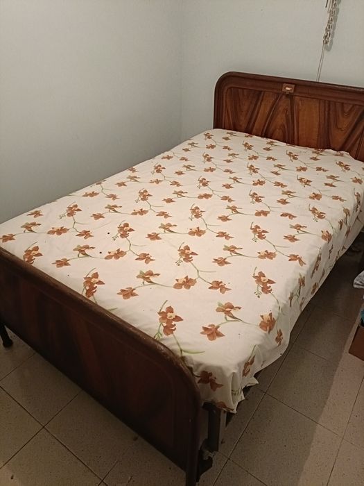 Cama de solteiro em ferro