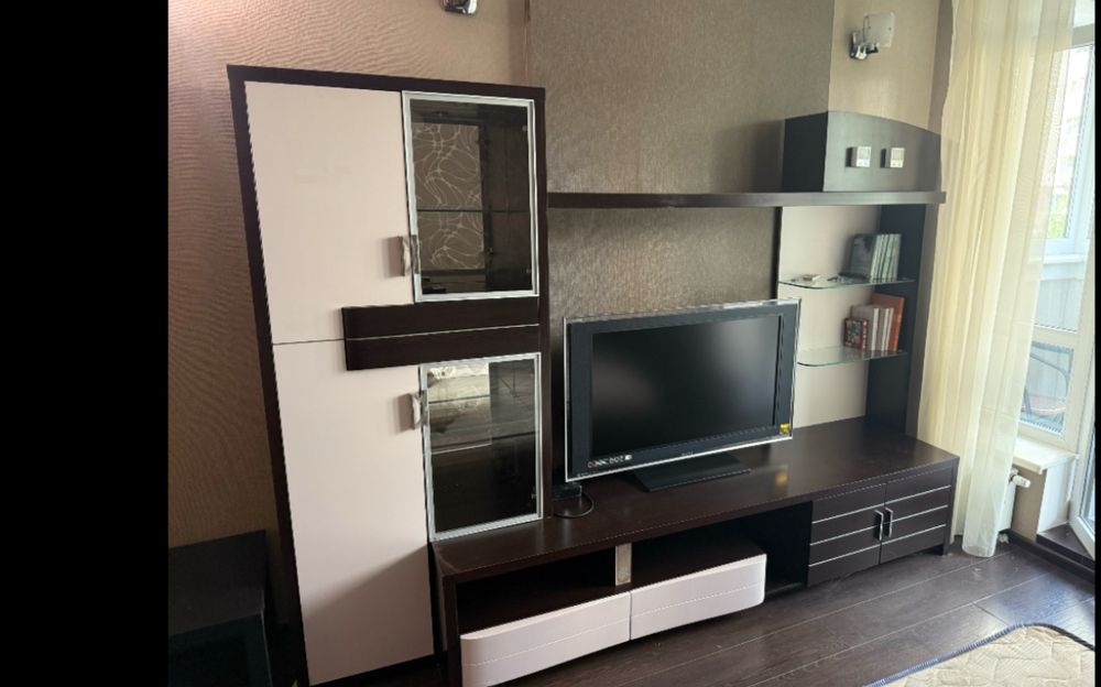 Стінка-вітрина в Вітальню з підсвічуванням.