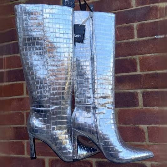 Ефектні сріблясті чоботи на каблуці пітон, сапоги срібло