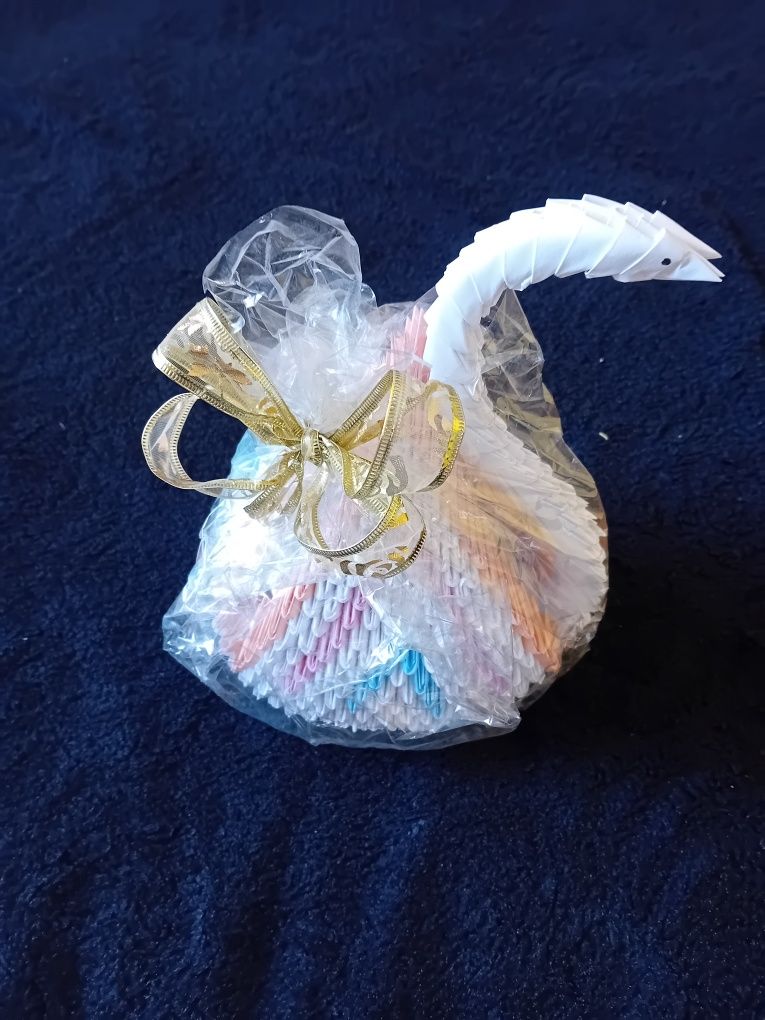 Łabądź z origami biały w folii na prezent