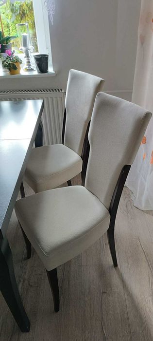 Stół z krzesłami