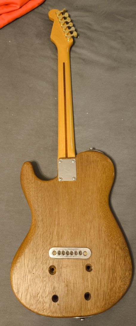 Gitara elektryczna mahoniowa nietypowa