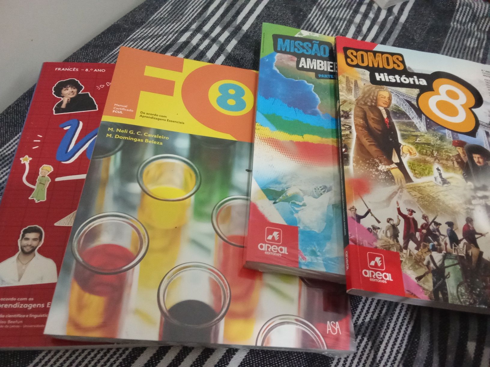 Livros do 8°ano ainda com o plástico