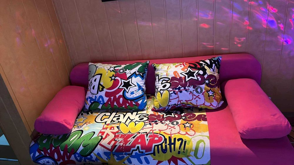 Łóżko sofa kanapa wersalka różowa graffiti