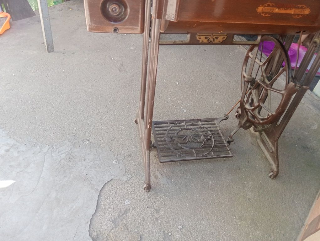 Продам швейну ножну машинку випуску 1988 року самовивоз !