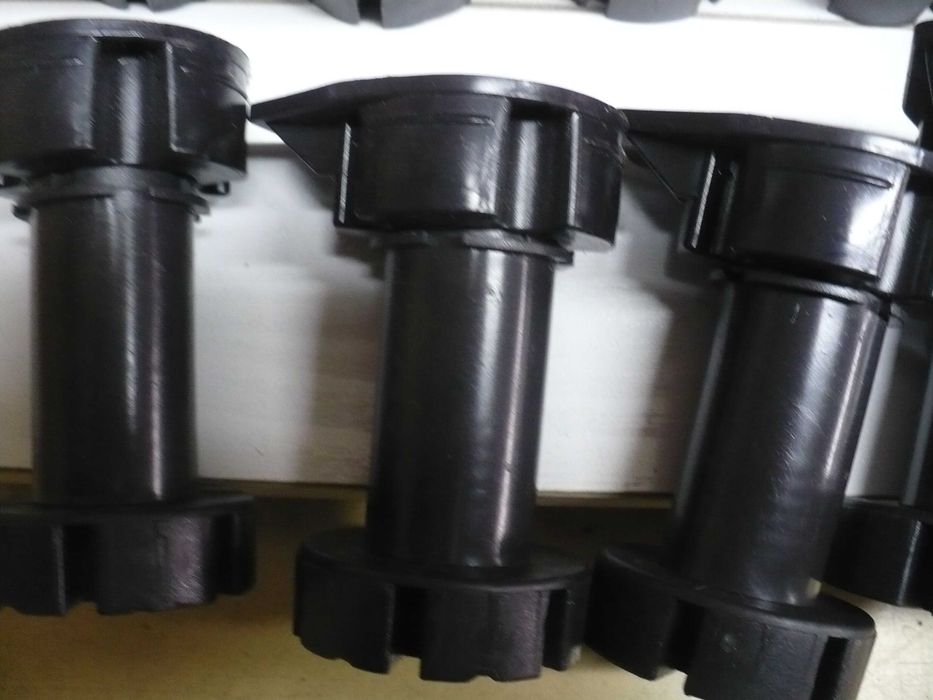 Nóżki regulowane do szafek stojących  22 sztuki.