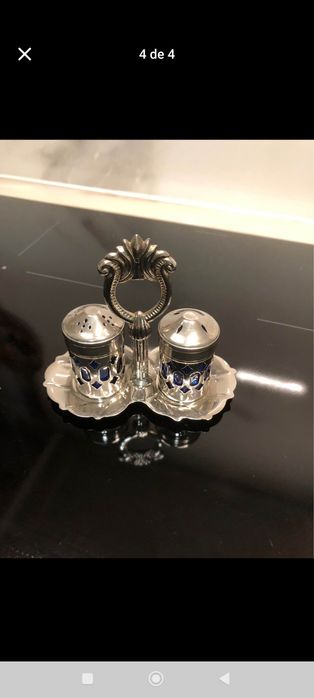 Saleiro e Pimenteiro em vidro azul cobalto c/estrutura casquinha prata